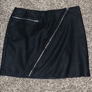 KENDALL & KYLIE Black leather skirt